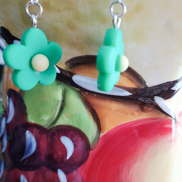 Handmade Green daisy Flower earrings - Picture 3 of 3
